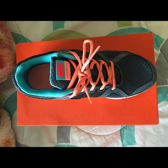 ❌SOLD❌ Womens Nike shoes - Picture 3 of 5