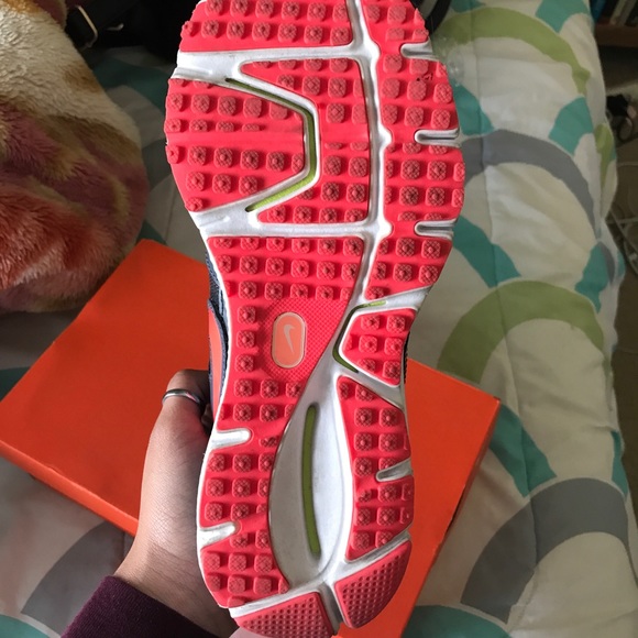 ❌SOLD❌ Womens Nike shoes - Picture 4 of 5