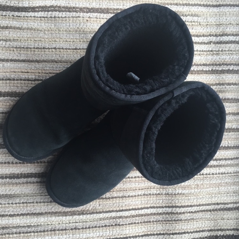 Women's Short Black Ugg Boots: Fits Size 8/9