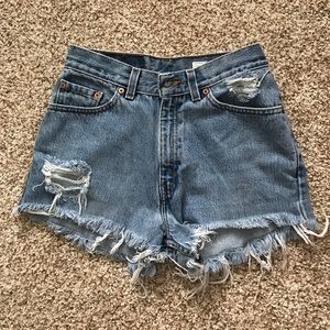 Levi Distressed Cutoffs