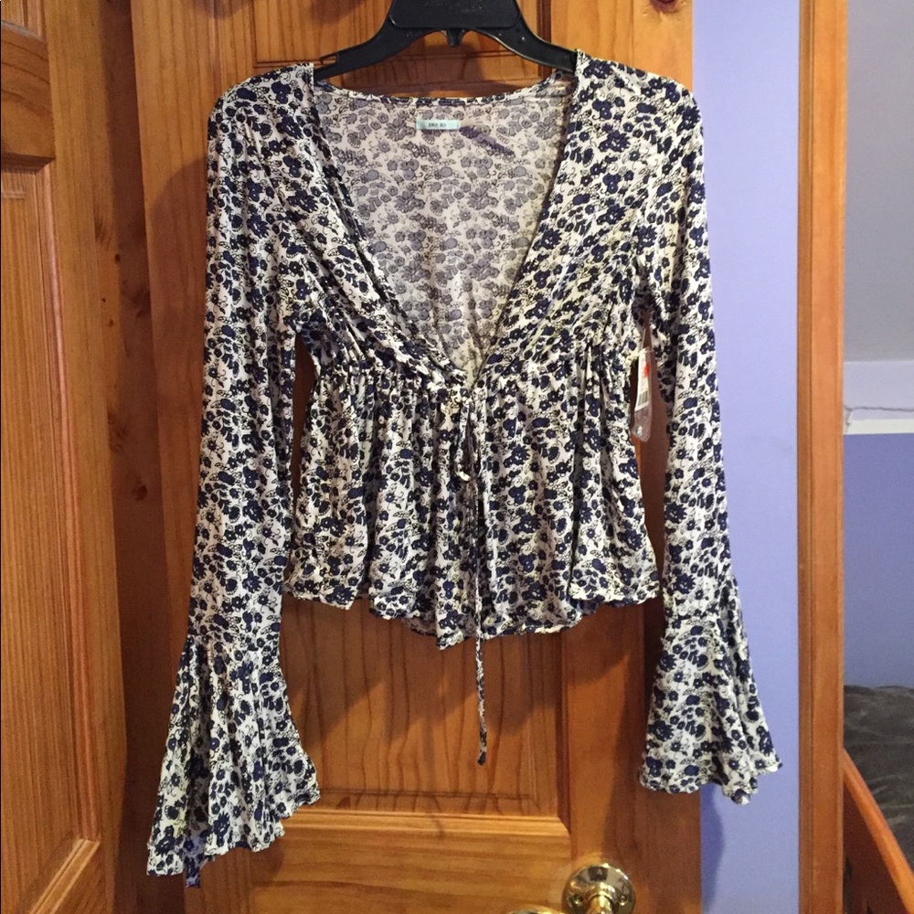 Babydoll top with bell sleeves never worn 🖤😍