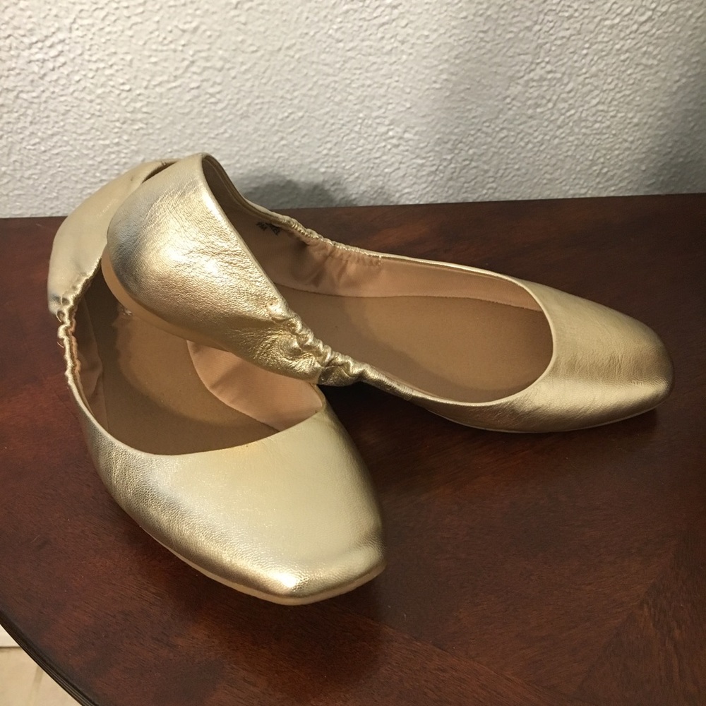 Tahari Metallic gold flats