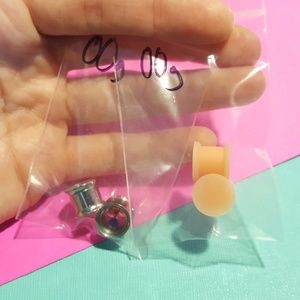 Lot of two pairs of 00g (double zero gauge) plugs