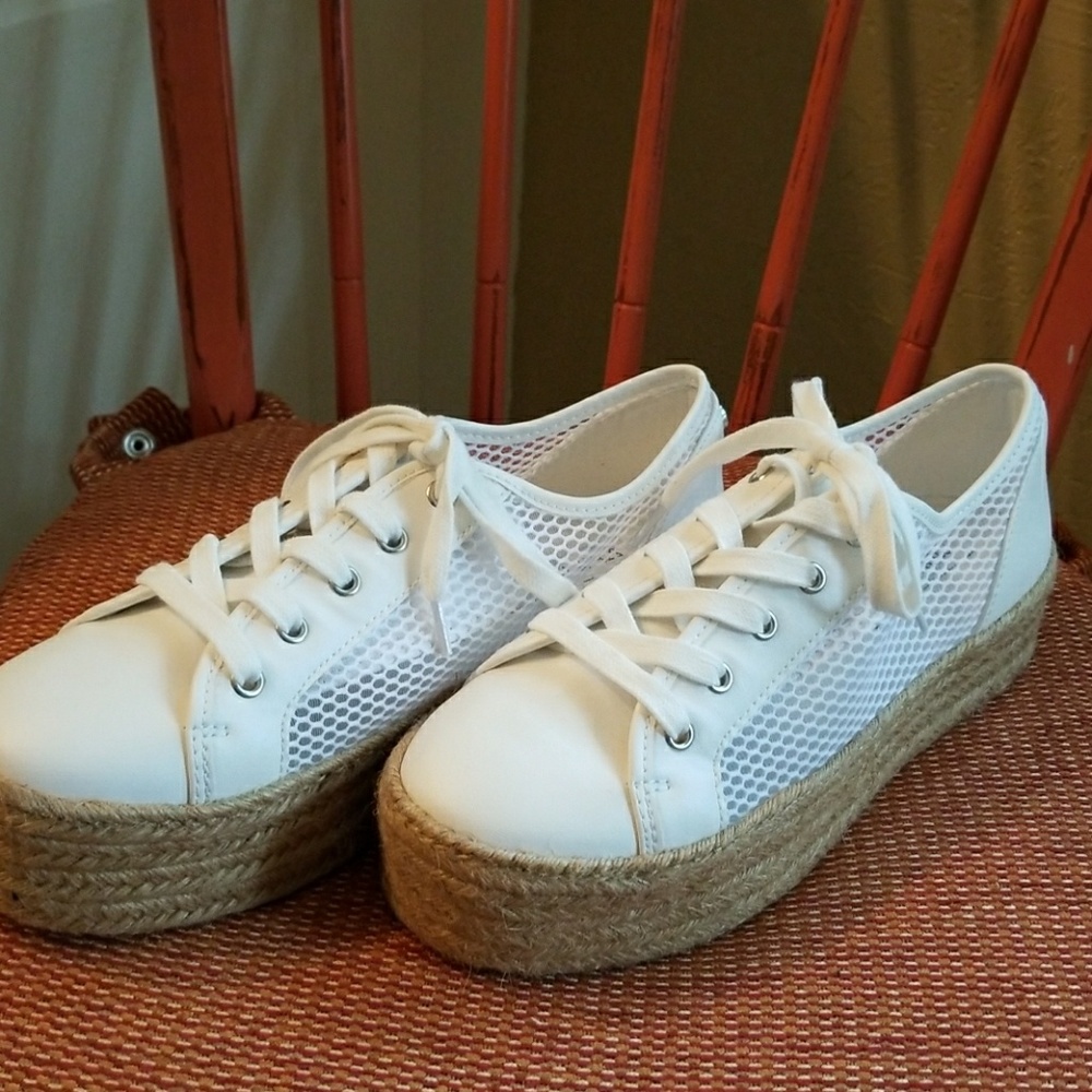 🐙 SALE 🐙  Brand new steve madden kicks