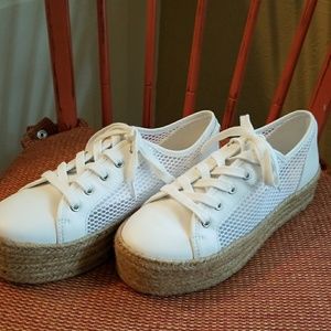 🐙 SALE 🐙  Brand new steve madden kicks