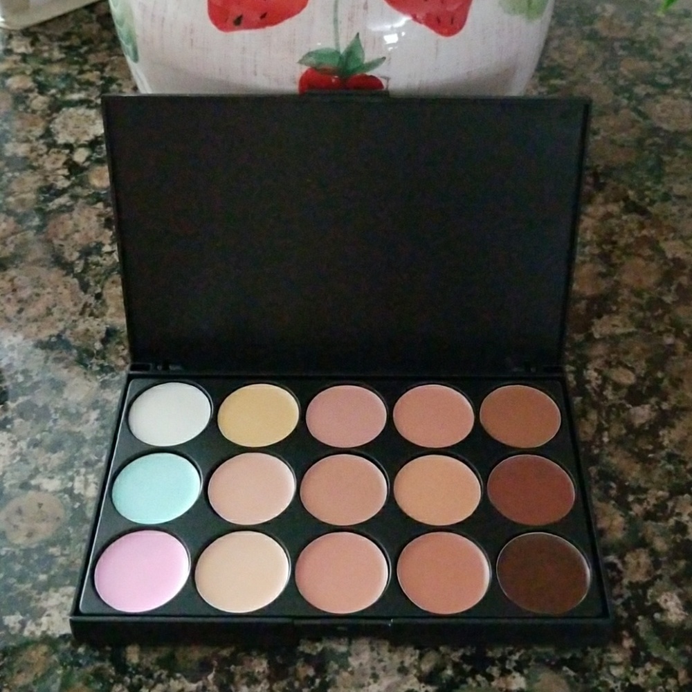 Contour Palette with 15 cream colors