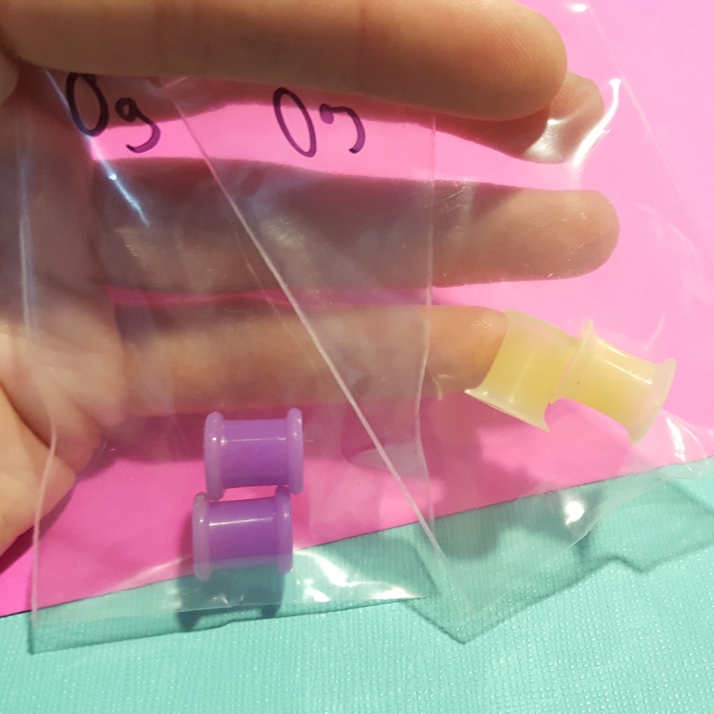 Lot of 2 pairs of 0 gauge silicone tunnel plugs
