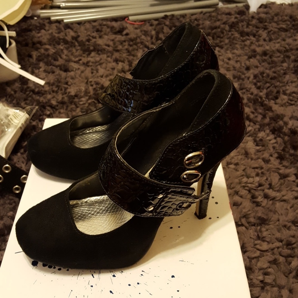 Black snake skin Mary Jane style heel