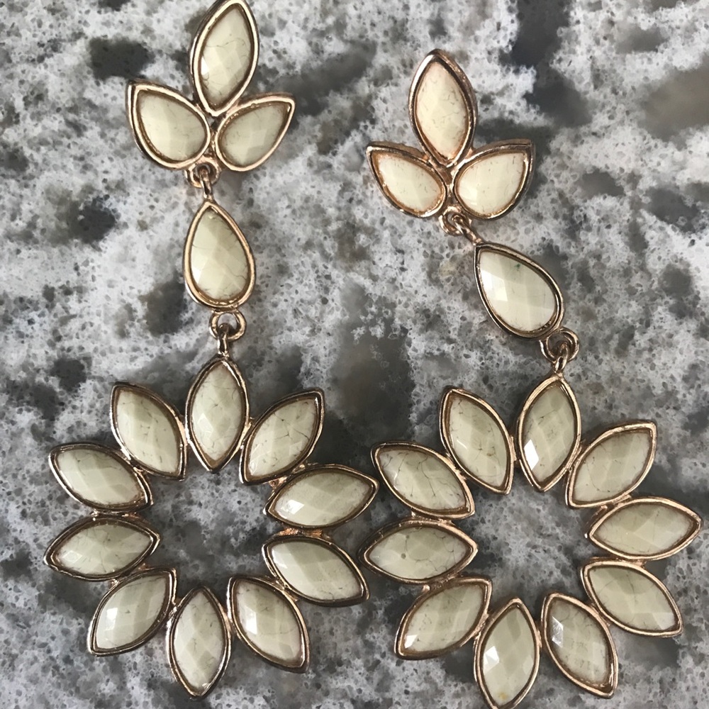 Resort wear! Kendra Scott floral earring