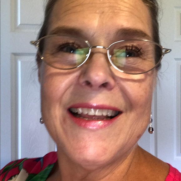 Meet your Posher, Karen - Picture 2 of 2