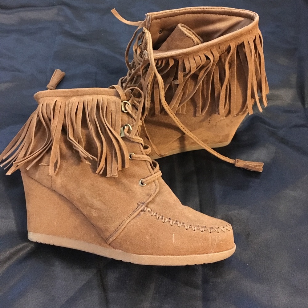 Brown fringed wedges