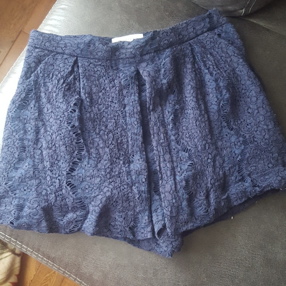Monteau lace shorts