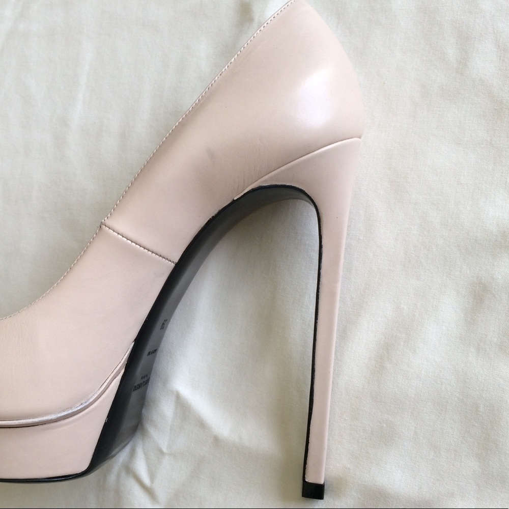 π«S O L D π« Saint Laurent Beige and Black Pumps - Picture 7 of 8