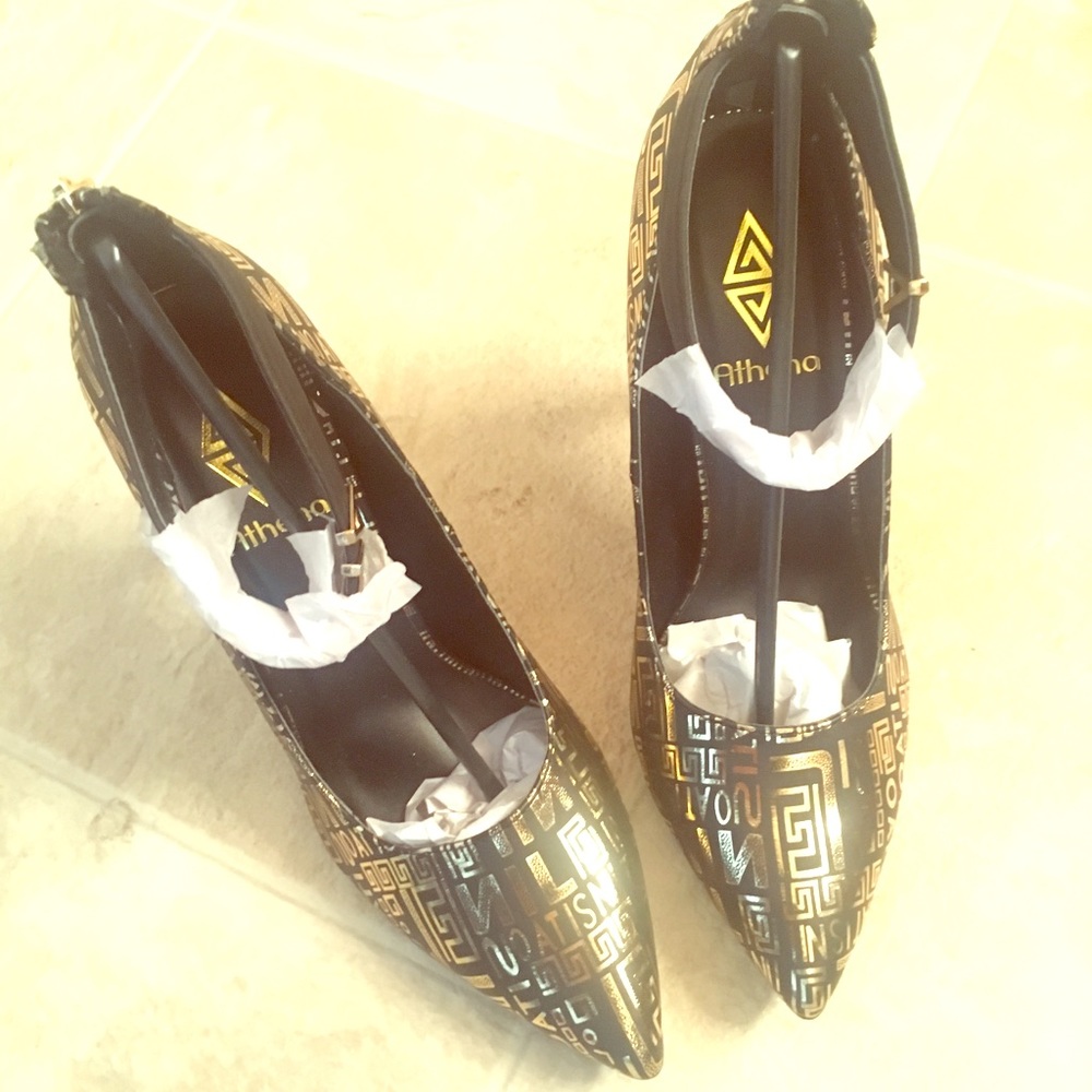 Beautiful Black and Gold Pumps