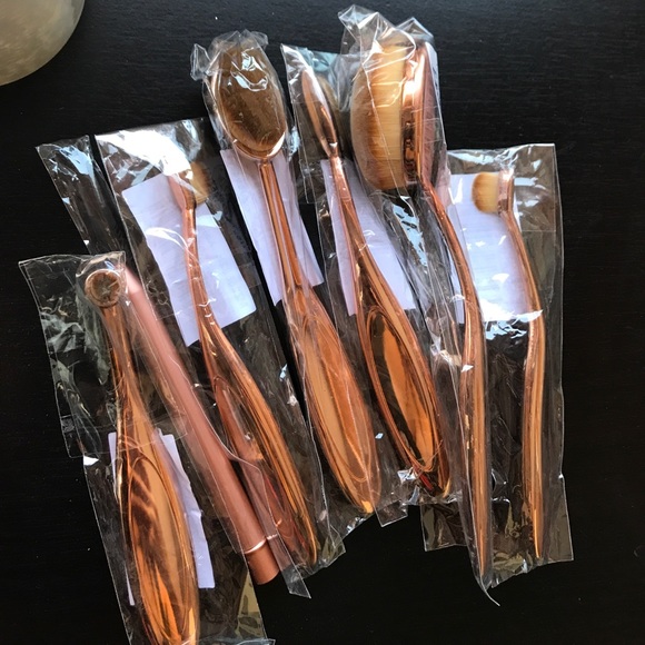 5 rose gold foundation brushes➕FREE BRUSH CLEANER - Picture 4 of 4