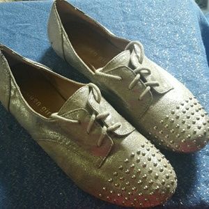 Distressed Oxford Flats