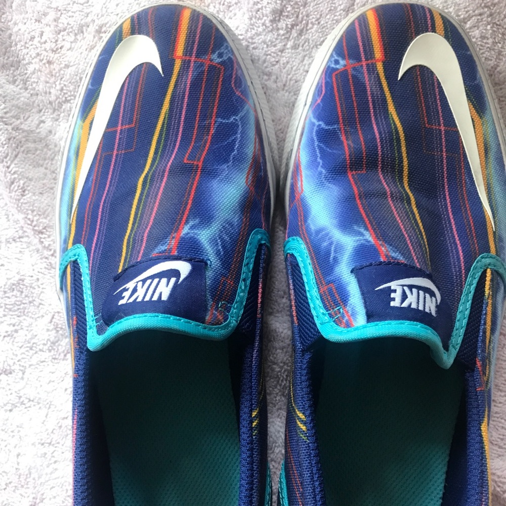 NIKE BOYS size 6 canvas van type shoes