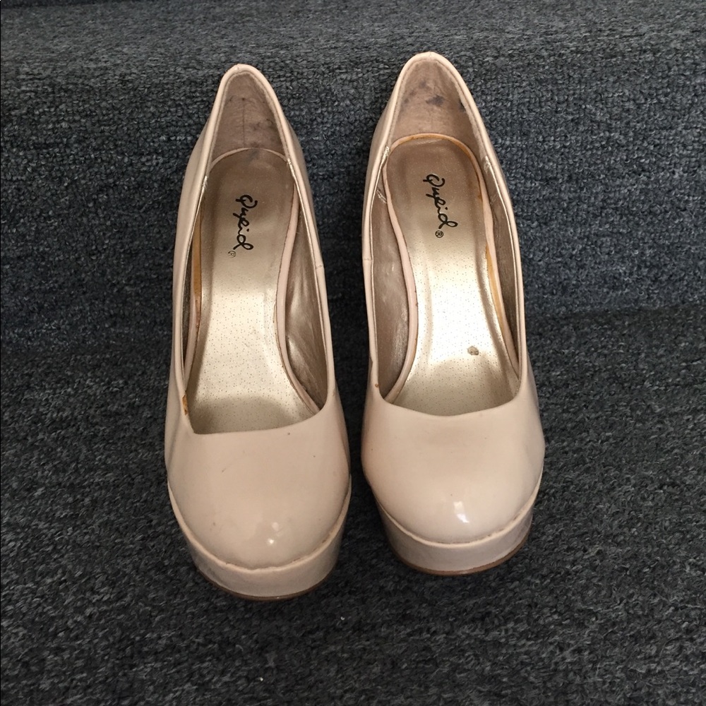 Nude pumps