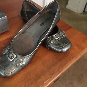 EUC WORN ONCE SILVER/PEWTER FLATS 71/2 LEATHER