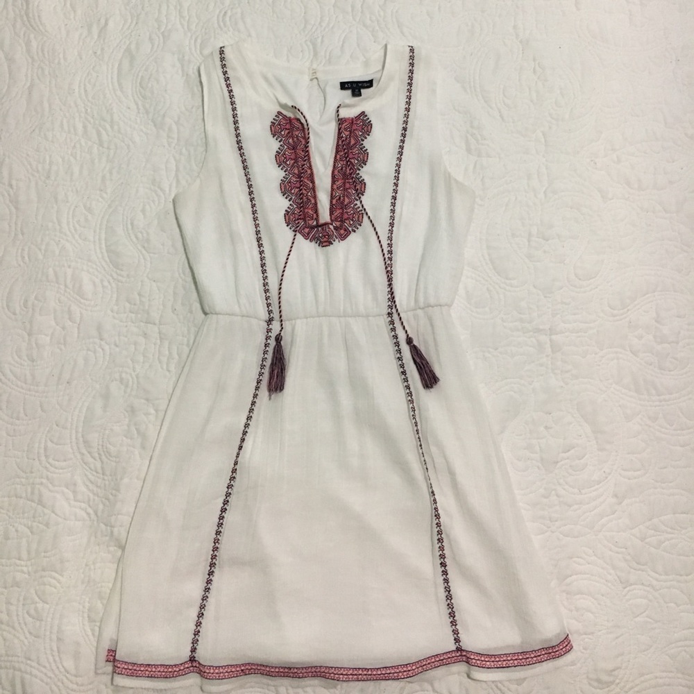 Cute/casual white dress with tassels