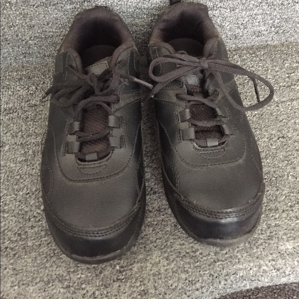 Black non-slip work shoes