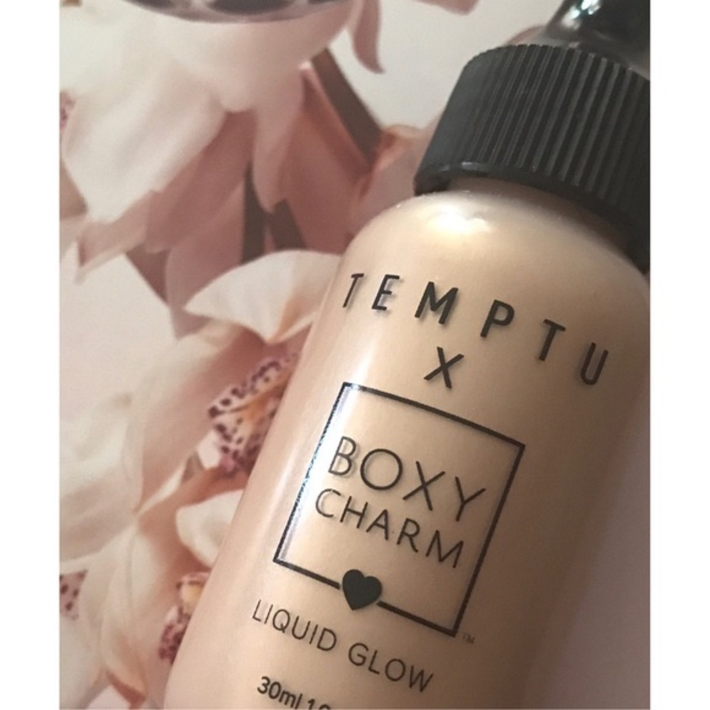 Temptu highlighter