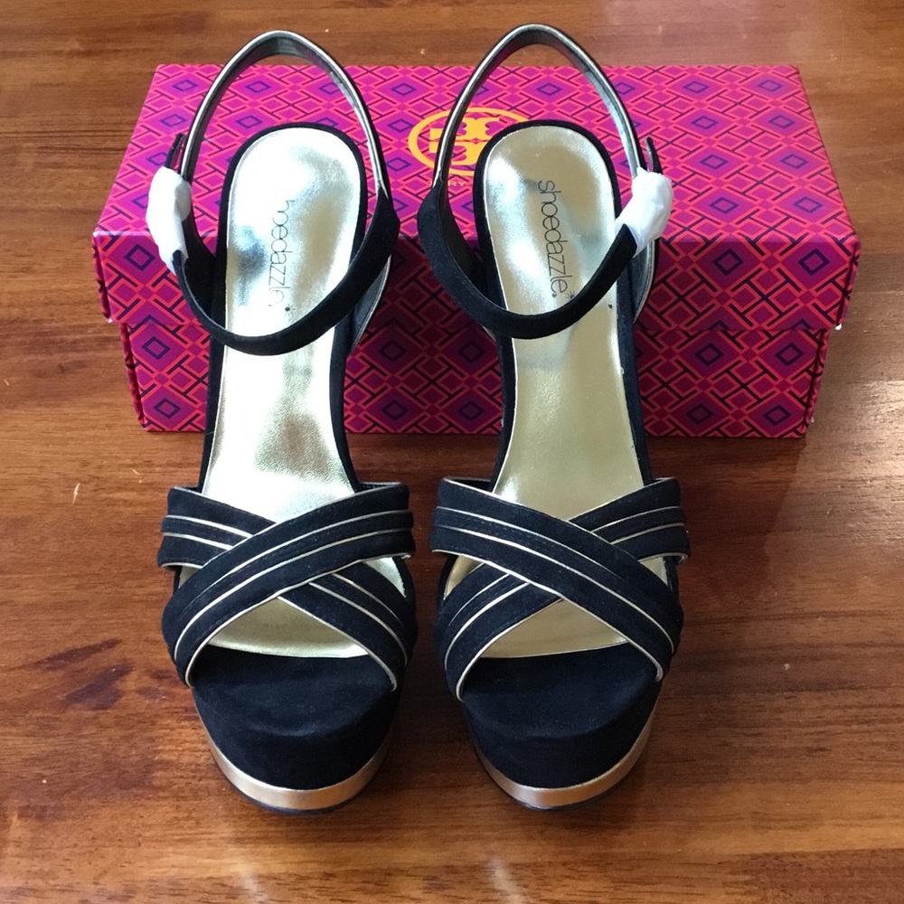 🔥 Black platform heels with gold trim🔥