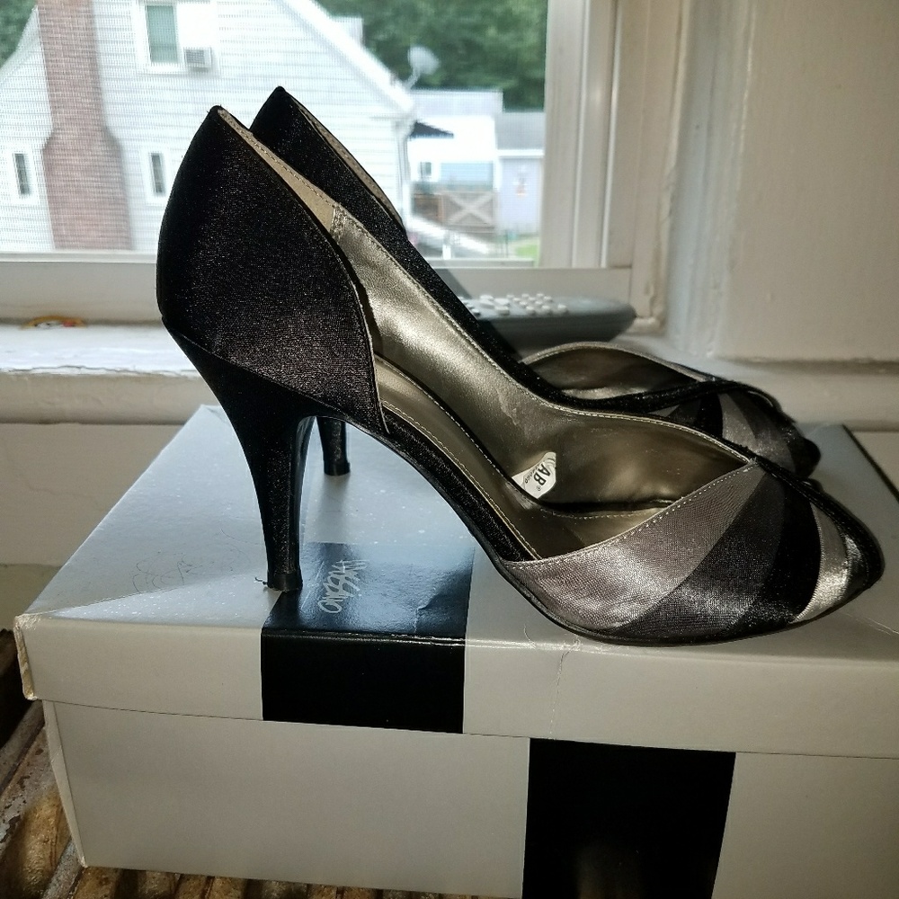 Heels - Picture 2 of 3
