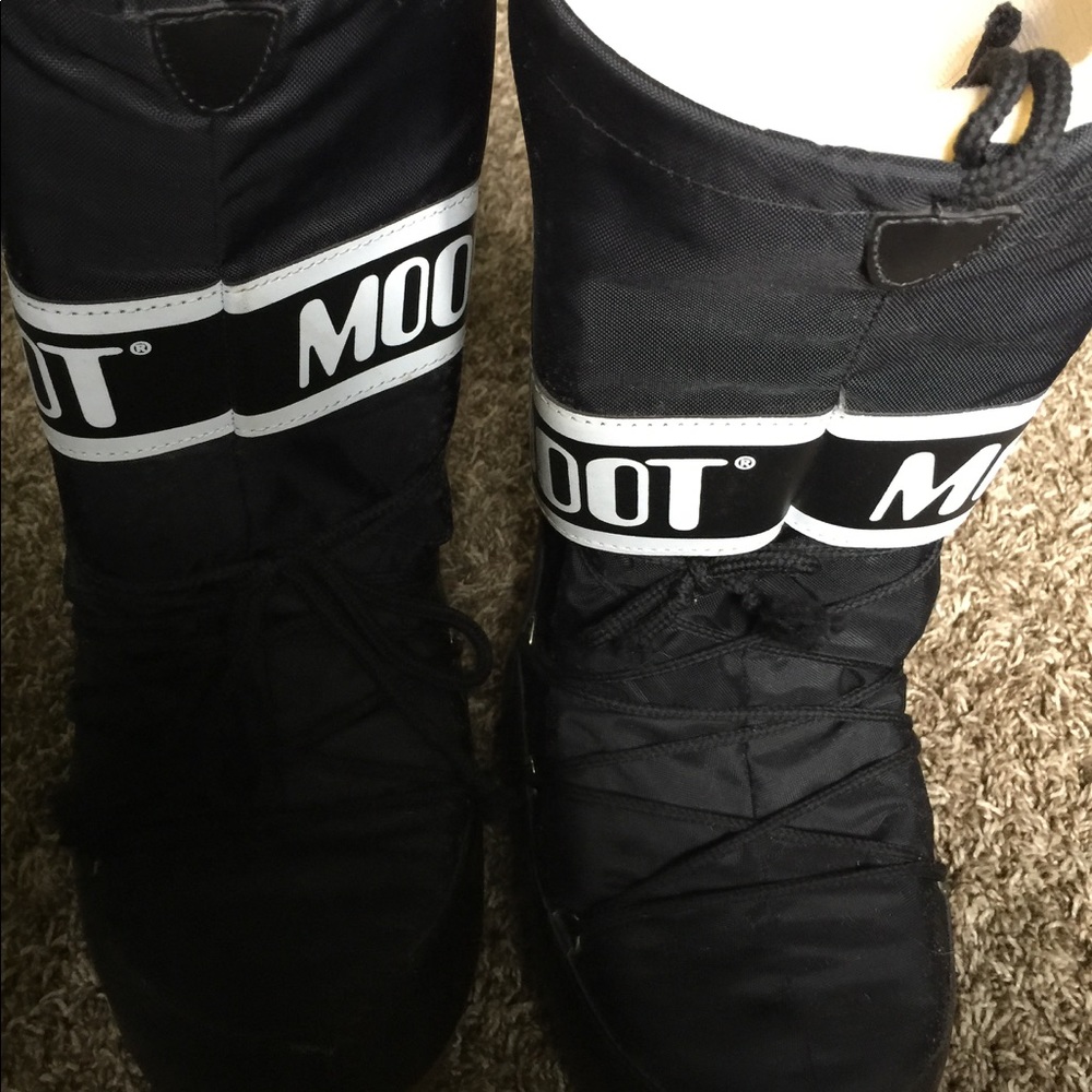 Moon boots size 10-11