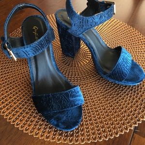 Qupid heel. Unusual blue color - carved velvet