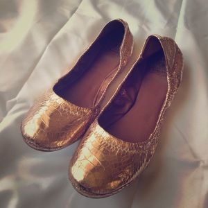 Lucky Brand ballet flats in Rose Gold color.