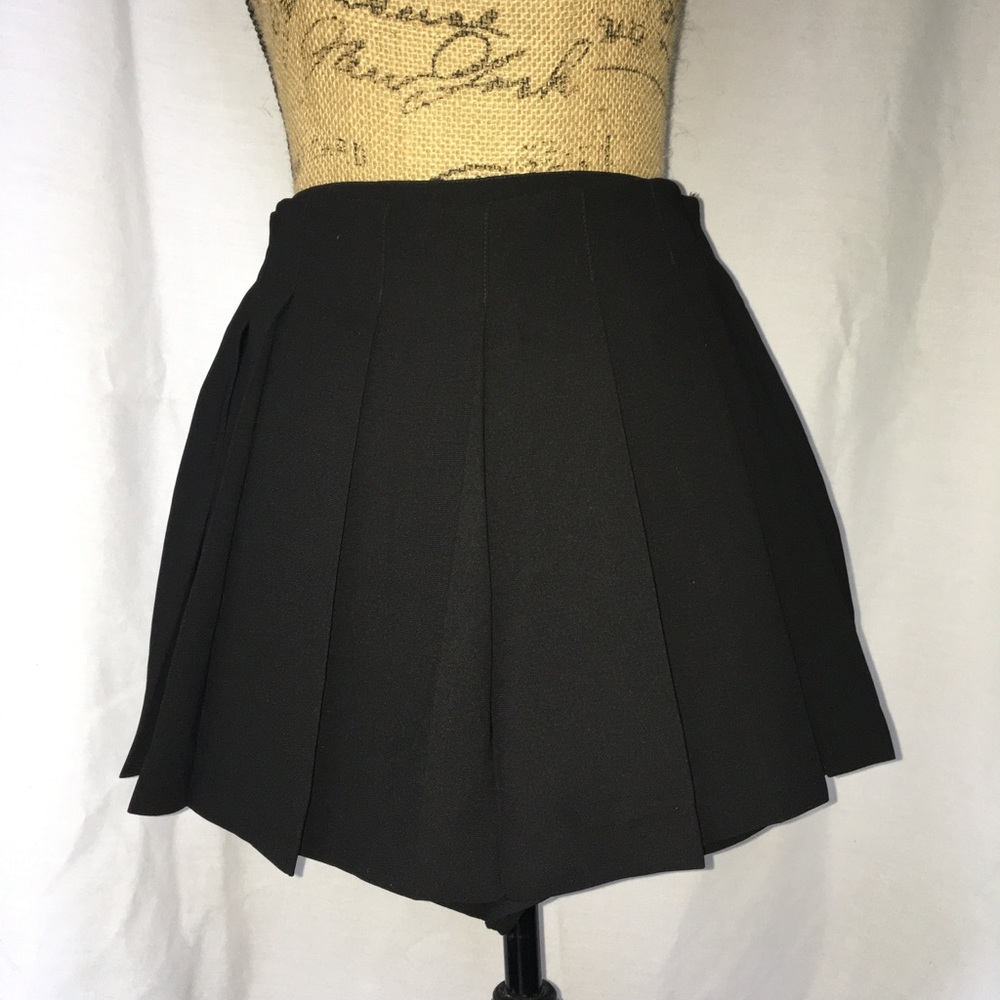 Black high waisted pleated skort