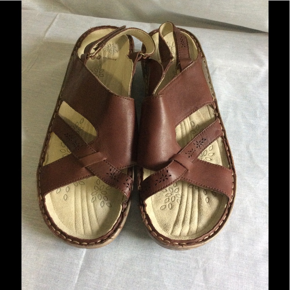 P w minor sandal