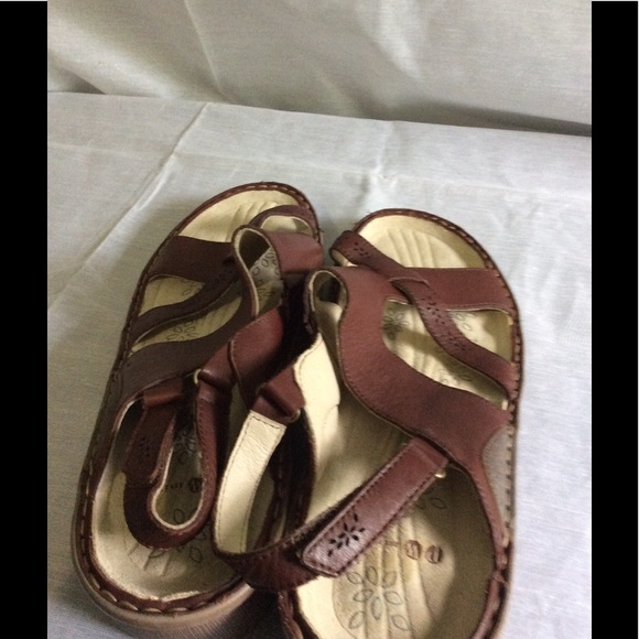 P w minor sandal