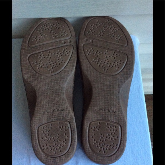 P w minor sandal