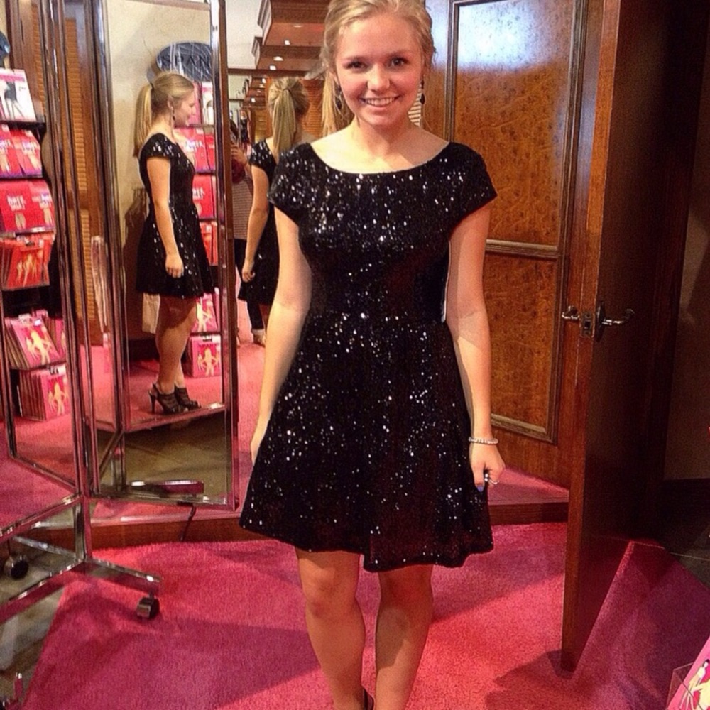 SHERRI HILL short prom/homecoming sequin dress