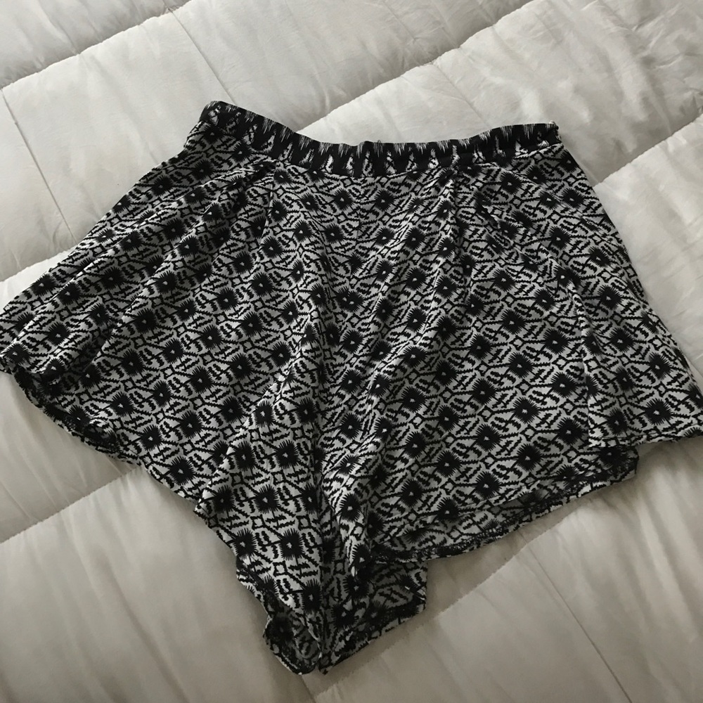LF RUMOR BOUTIQUE FLOWY SHORTS