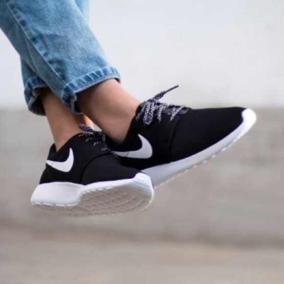 nike black and white roshe shoes