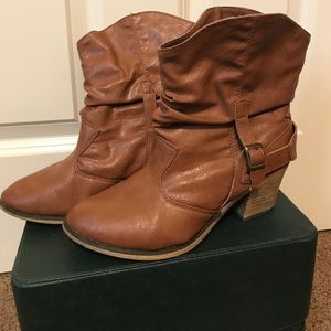 8.5 WET SEAL CAMEL PLEATHER CROP COWBOY BOOTIES