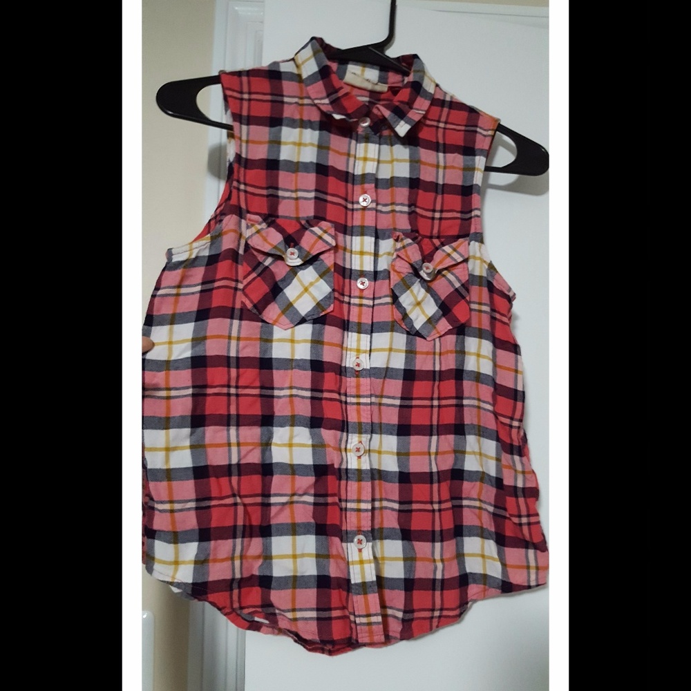 🌛 Plaid peek-back sleeveless button up top - S