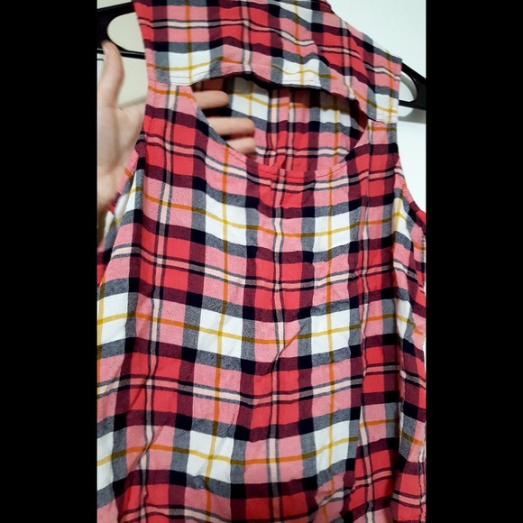 🌛 Plaid peek-back sleeveless button up top - S - Picture 2 of 4
