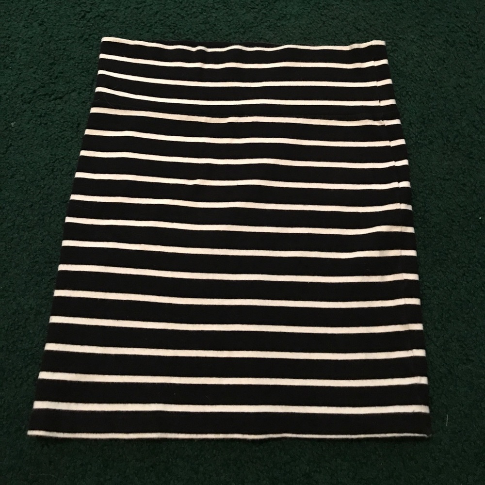 Forever 21 black and white stripped mini skirt