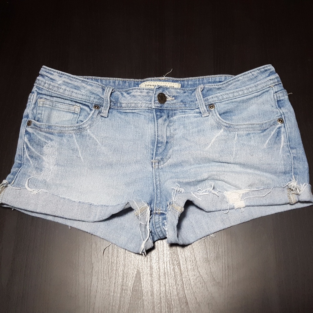 🌛 Light Denim cut off distressed jean shorts