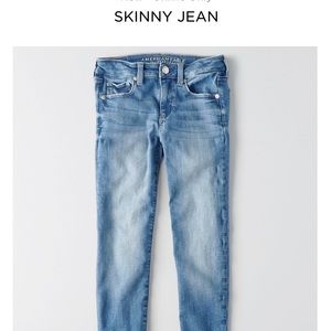 OFFERS American Eagle Light Wash Skinny Jeans