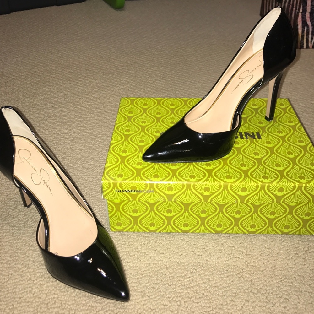 Black pointed Jessica Simpson classic shiny heel.