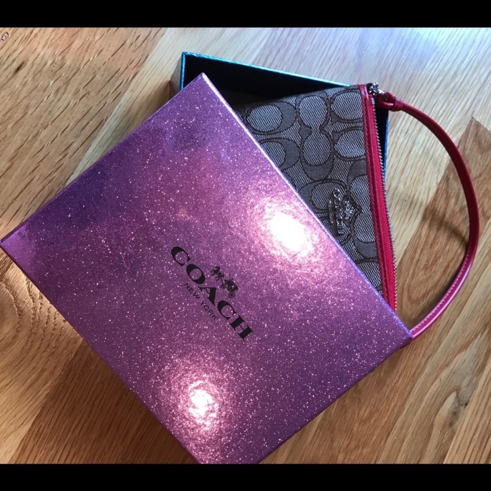New coach❤️wristlets with box
