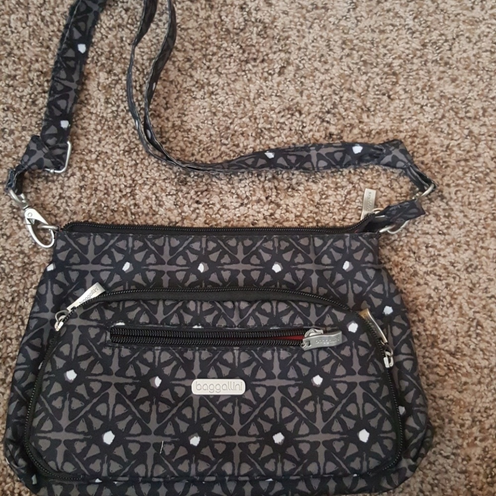 Nylon geometric print shoulder bag .