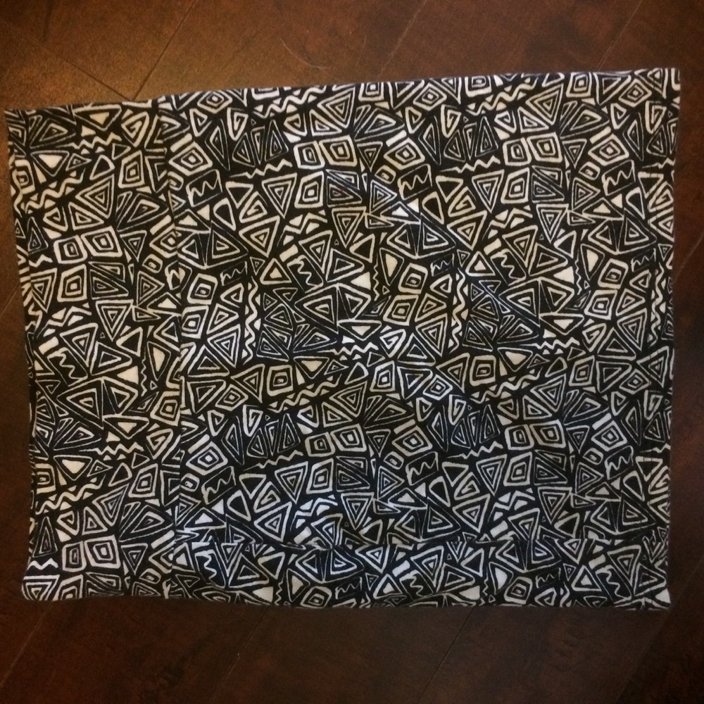 Abstract Black and white F21 Bodycon miniskirt