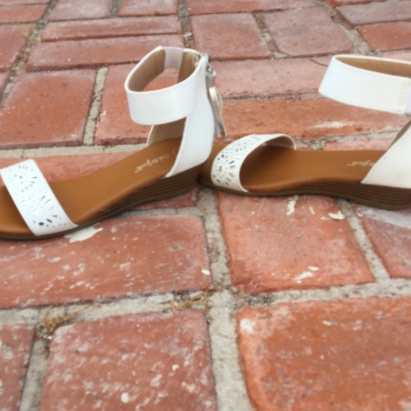 Cute sandals - Picture 3 of 3