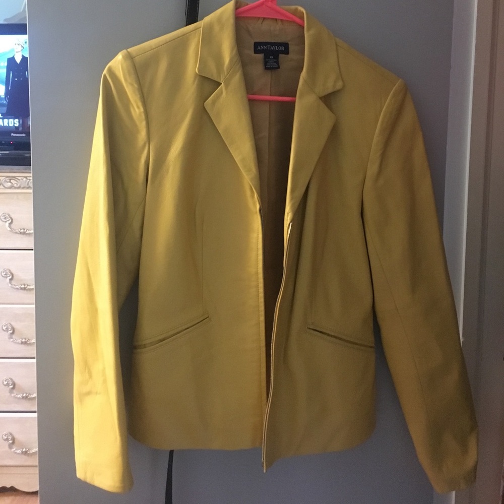 ⭐️Gorgeous Yellow Leather Jacket⭐️